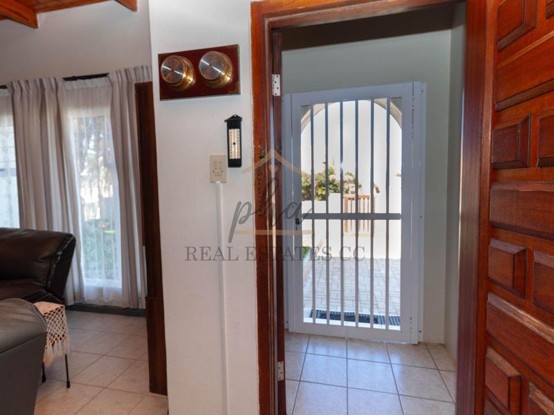 Well maintained with partial ocean views - Photo 3