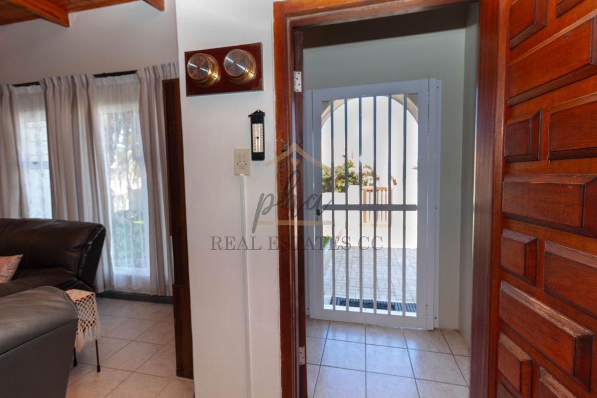 Well maintained with partial ocean views - Photo 3