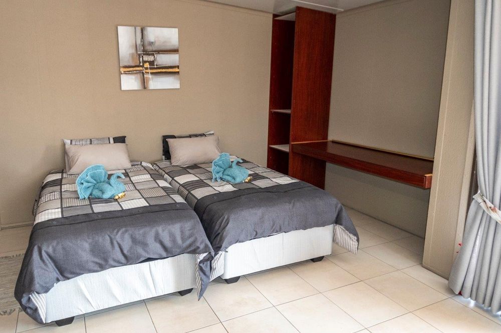 Spacious bedroom for 4 ( other bed)