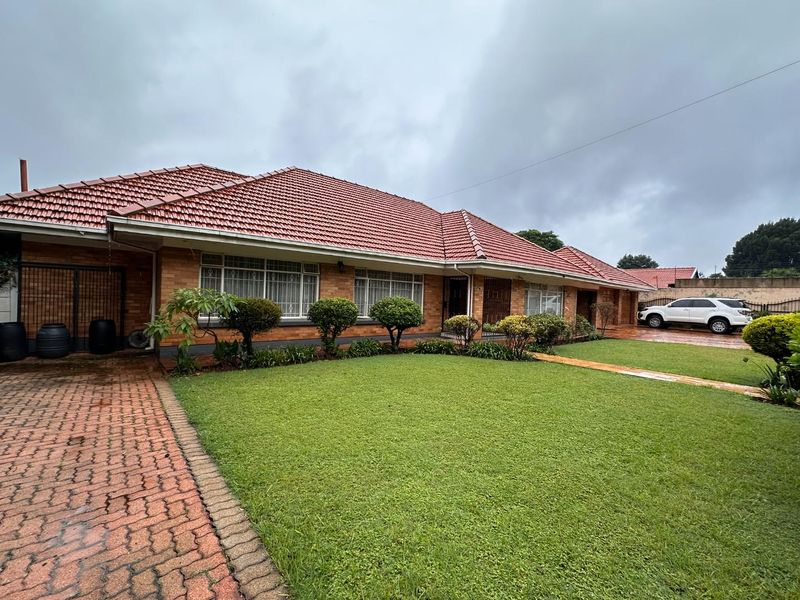Spacious Family Home on a 1 685m2 Stand – Walking Distance from Florida Hoërskool - Photo 2