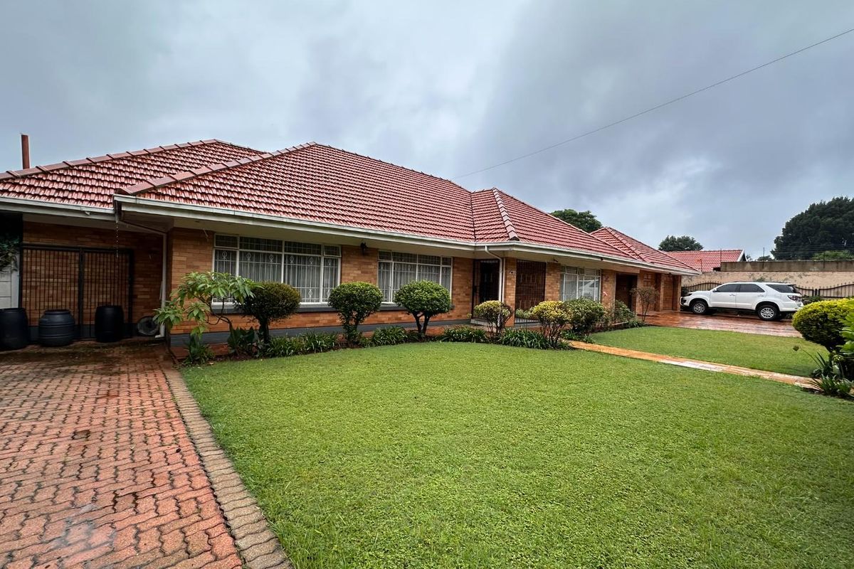 Spacious Family Home on a 1 685m2 Stand – Walking Distance from Florida Hoërskool - Photo 2