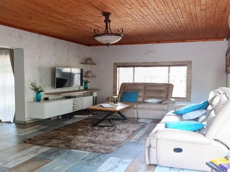 READY TO MOVE IN - Photo 5