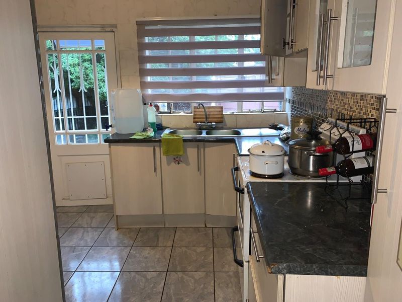 **Charming 2-Bedroom Garden Cottage for Sale on Riffle Range Road, Towerby/Rosettenville - Photo 6