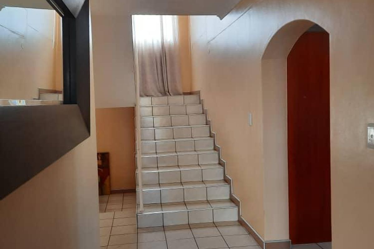MODERN, UPMARKET 3 BEDROOM TOWNHOUSE FOR SALE IN THE WELL SOUGHT-AFTER OLYMPIA NEIGHBORHOOD: MOUNAIN VIEW!! - Photo 5