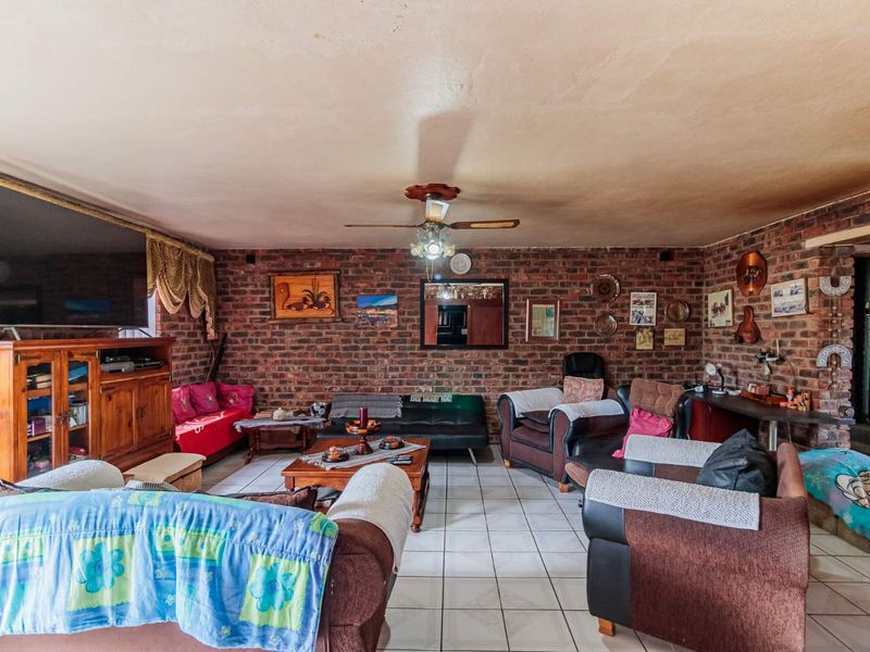 Family Home for Sale - Photo 4