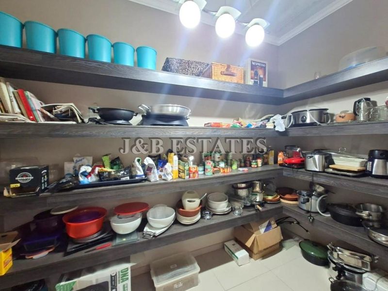 "Elegant Living: Where Comfort Meets Style!" - Photo 10