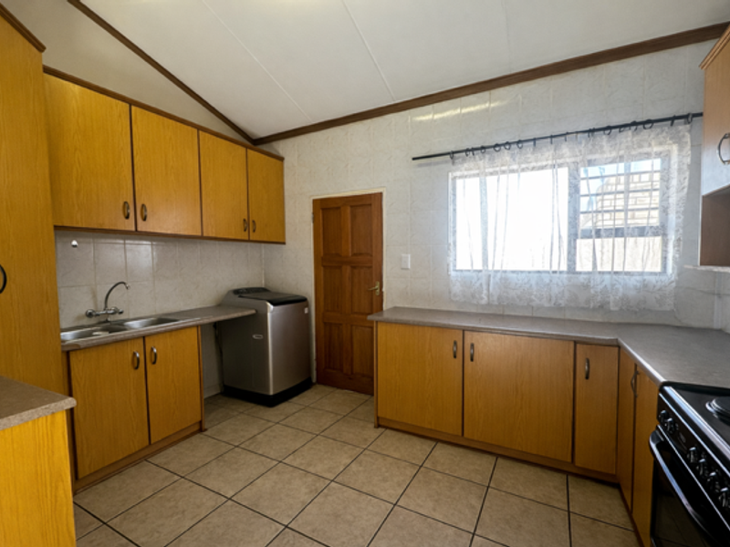 Townhouse with loft in  Langenhoven Park - Photo 3