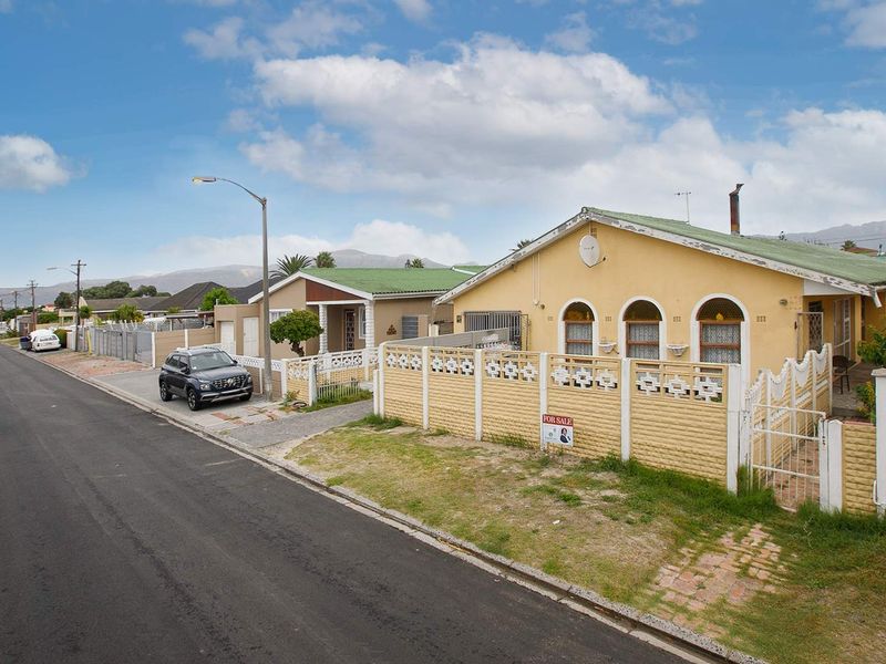 Spacious 5 Bedroom Home in Grassy Park - Photo 1