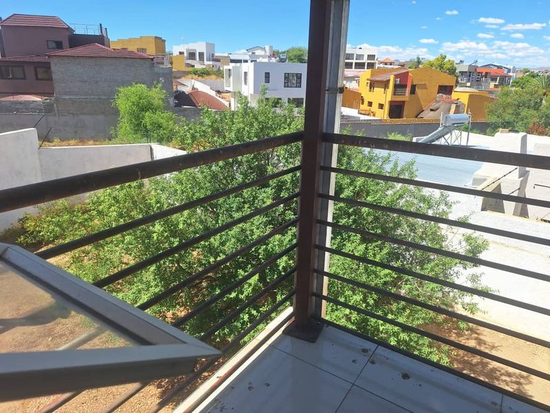 "Dream Big: Spacious 5-Bed Home in Hockland Park!" - Photo 6