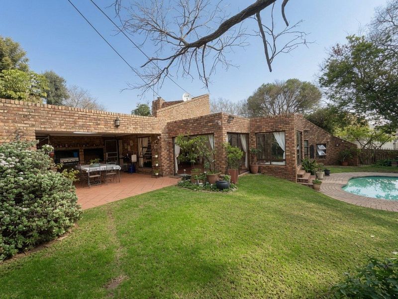 A Home with Heart, Space & Endless Potential in the Prestigious Morningside Manor - Photo 2