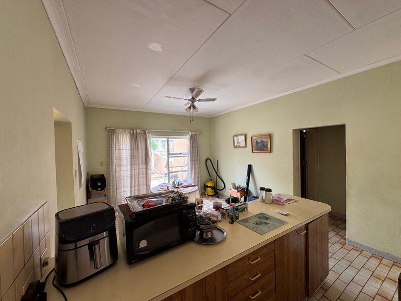 Family Home with Big Yard – Medium Renovation Opportunity in Hochland Park - Photo 4