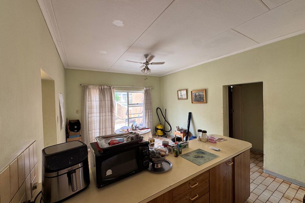 Family Home with Big Yard – Medium Renovation Opportunity in Hochland Park - Photo 4