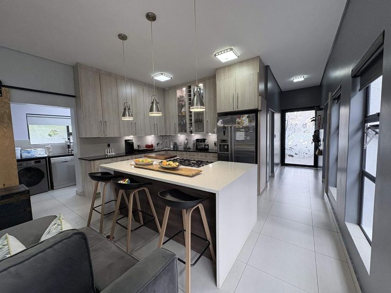 Modern home in Midstream Meadows - Photo 5