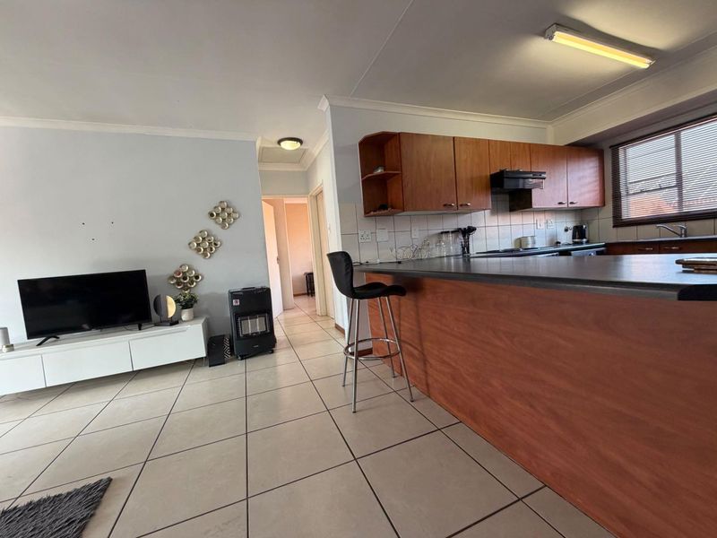 Modern 2-Bedroom First-Floor Apartment To Let in Malachite Mews - Photo 7