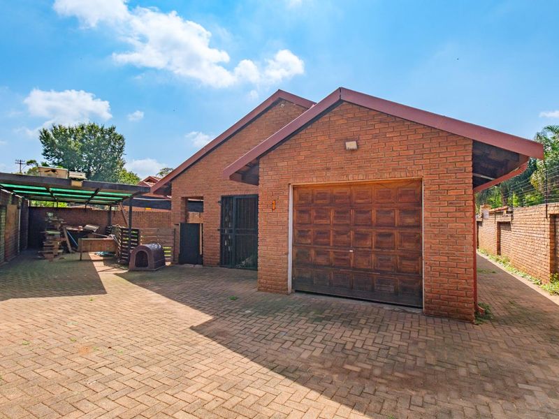 Klinker Brick, lock up and go, in a great location. - Photo 6