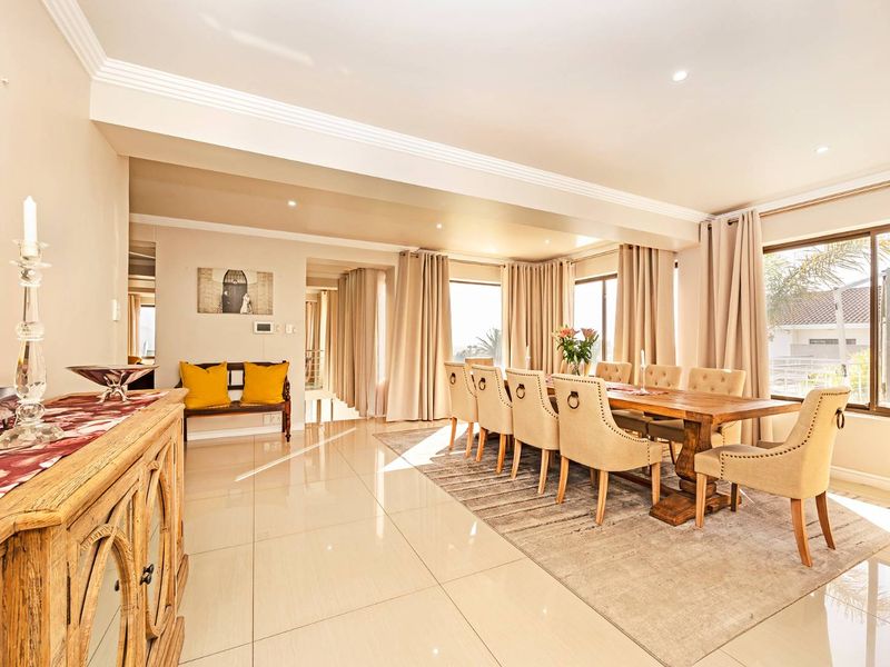 Exquisite Family Home with Table Mountain Views – Entertainer's Dream - Photo 7