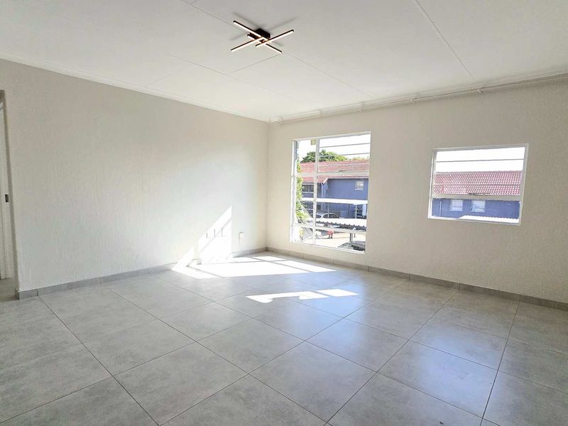 Newly Renovated 2-Bedroom Apartment with Modern Finishes - Photo 5