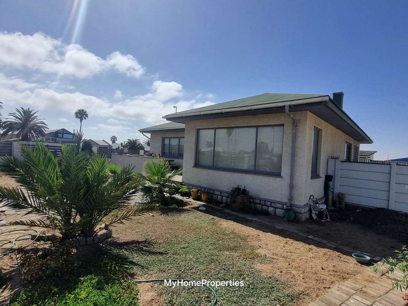 House with Flat for Sale, Central, Swakopmund - Photo 2
