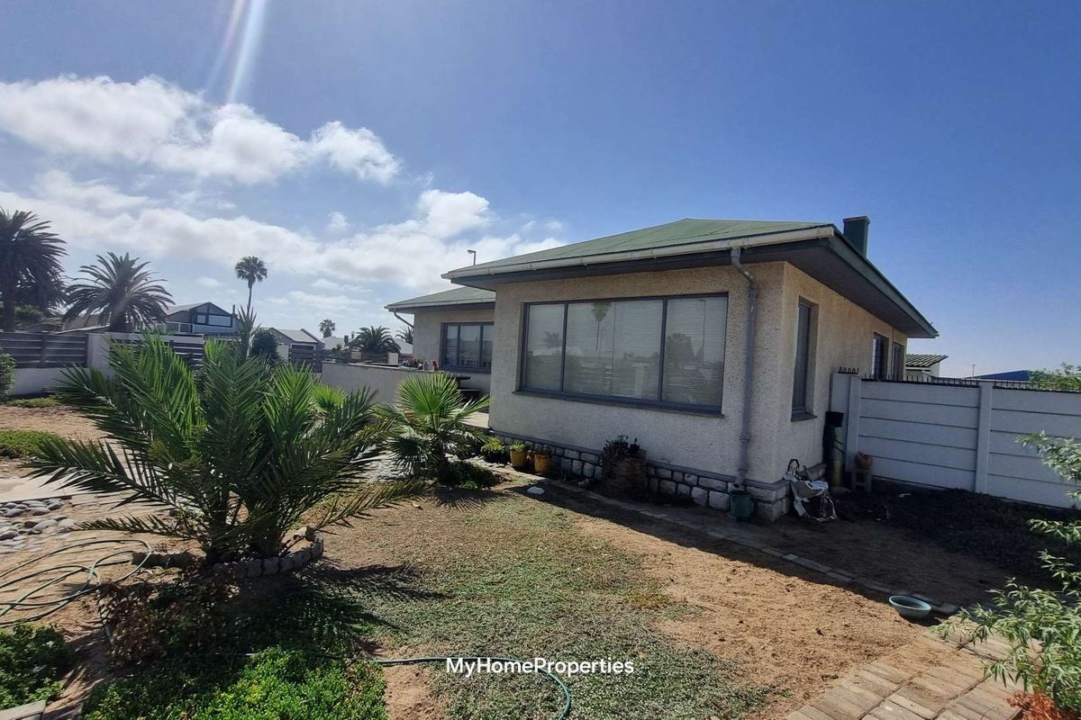 House with Flat for Sale, Central, Swakopmund - Photo 2