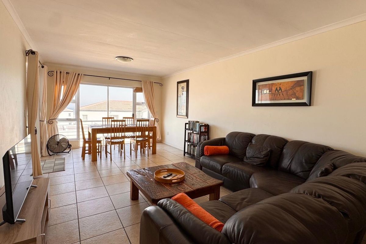 Coastal Big Bay apartment with tandem garage! - Photo 2