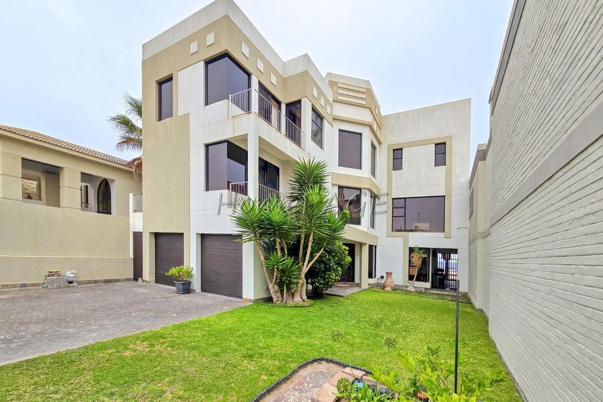Long Beach Ext 1, Walvis Bay:  MAGNIFICENT 3 STOREY 4 BEDR BEACHFRONT home is for Sale - Photo 2