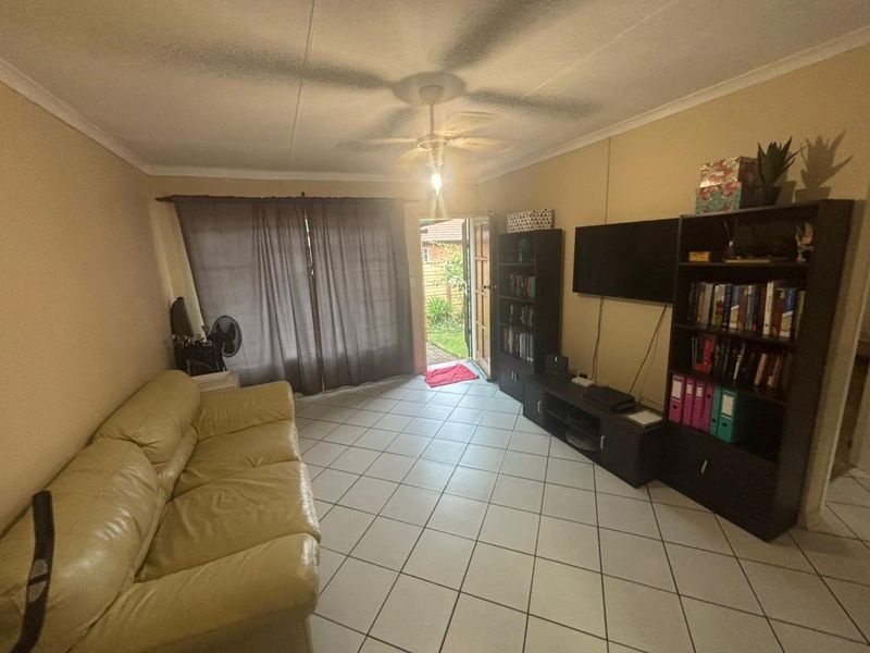 Brand-New Renovated 2-Bedroom Simplex with Private Garden & Garage | Moreleta Park - Photo 3