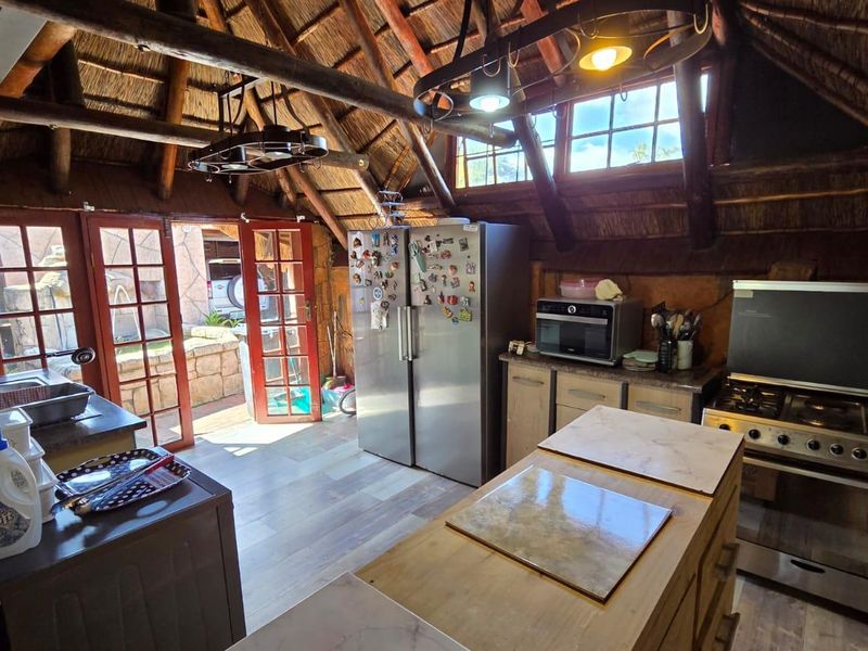 "Live Off-Grid Luxury: Solar Power & Borehole Freedom" - Photo 7