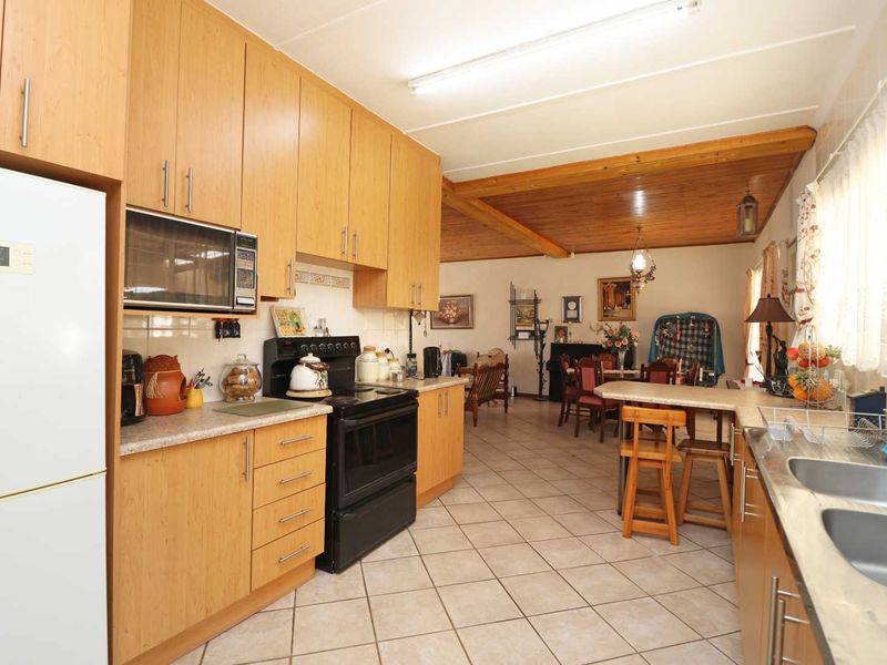 Beautiful well maintained family home - Photo 4