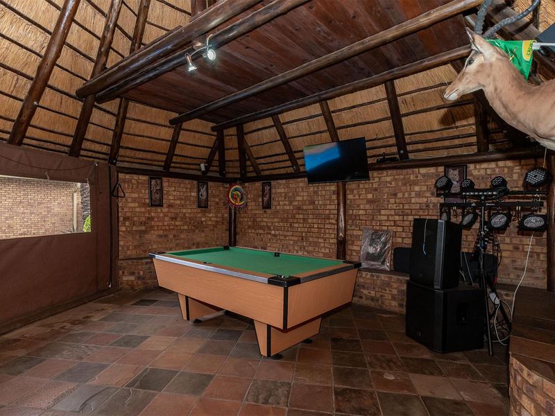 SPACIOUS FAMILY HOME IN ENCLOSURE - Photo 6