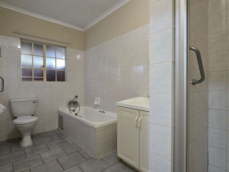 Neat and spacious 2 bedroom retirement home in secure village in Montana park - Photo 4