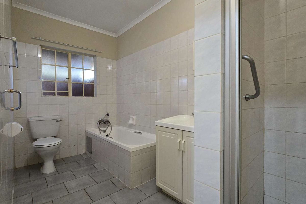 Neat and spacious 2 bedroom retirement home in secure village in Montana park - Photo 4