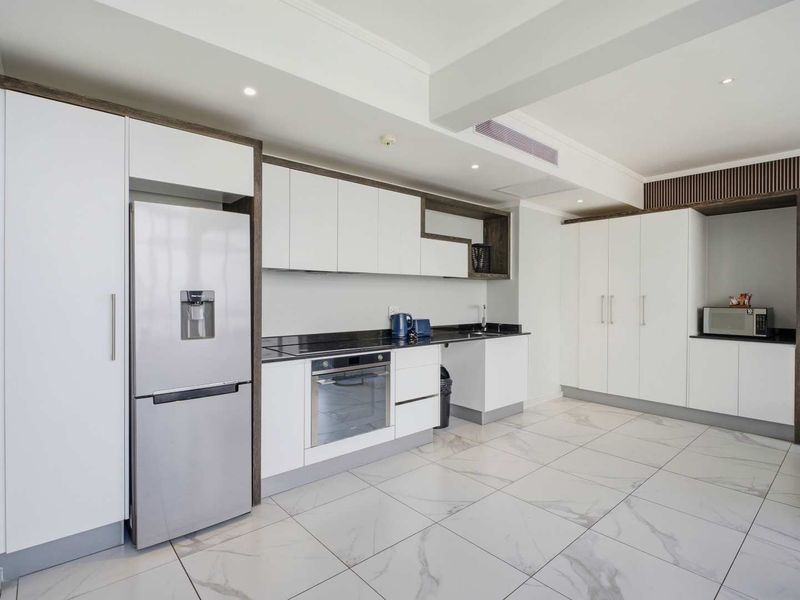 Sky-High Living: Stunning Sandton Penthouse with Panoramic Views - Photo 4