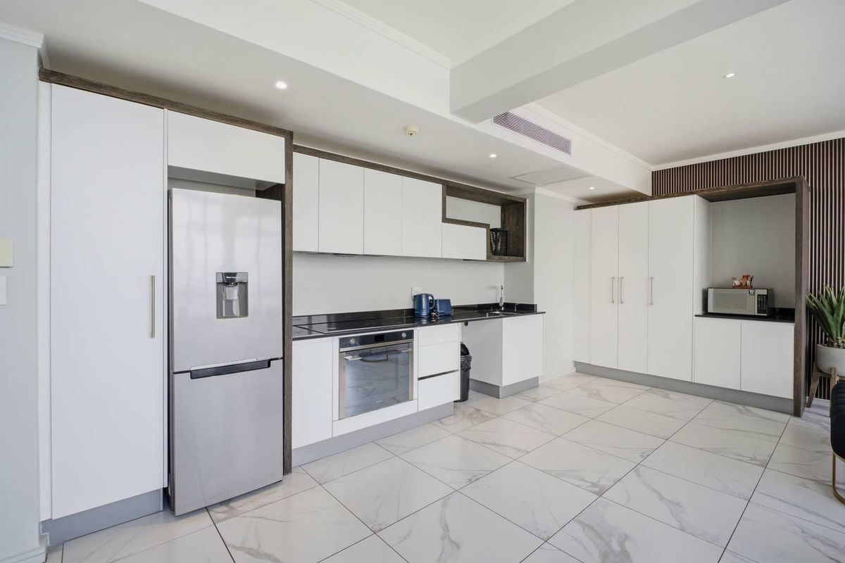 Sky-High Living: Stunning Sandton Penthouse with Panoramic Views - Photo 4
