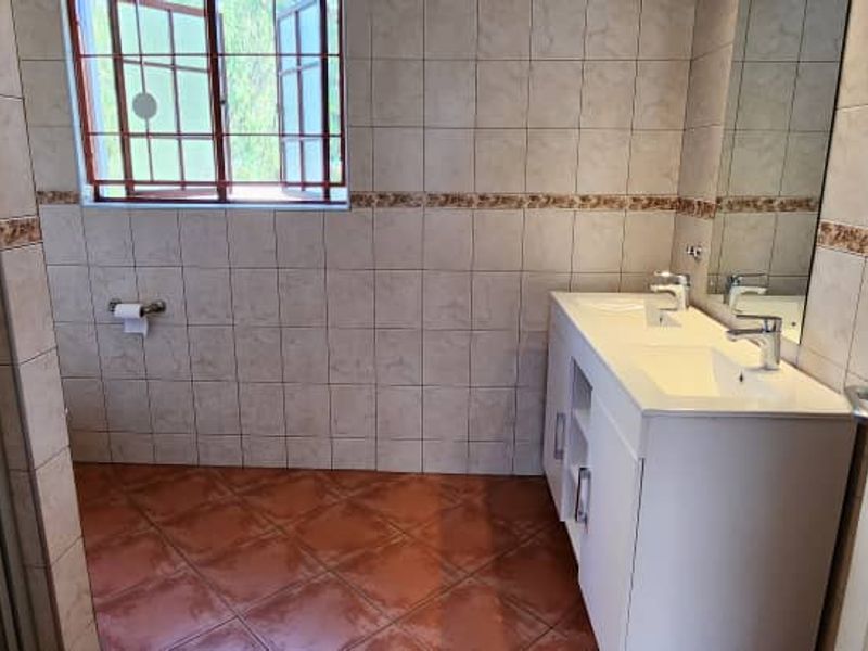 Spacious unit in small complex of only 6 units - Photo 5