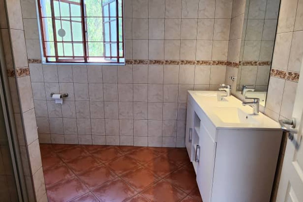 Spacious unit in small complex of only 6 units - Photo 5