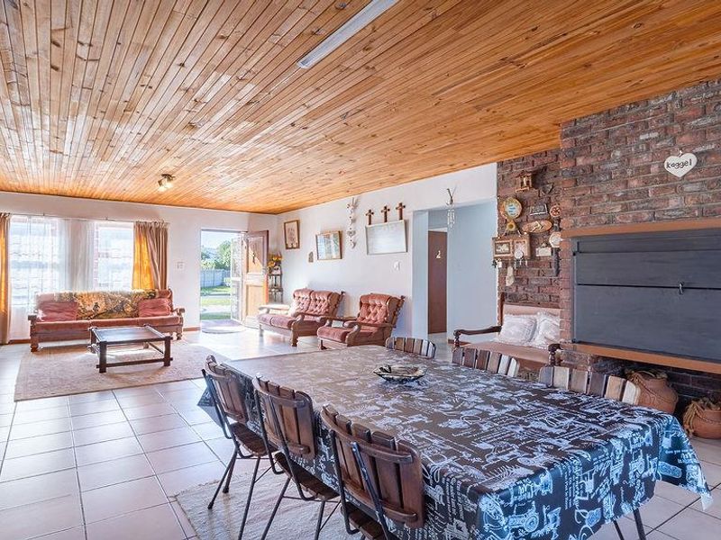 Seaside Bliss: Your Dream Holiday Home Awaits! - Photo 6