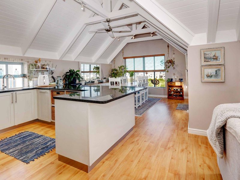 Charming Kingshaven townhouse with stunning views - Photo 9
