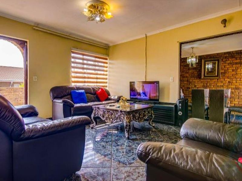 **Charming Two-Bedroom Townhouse for Sale in Norkem Park** - Photo 5