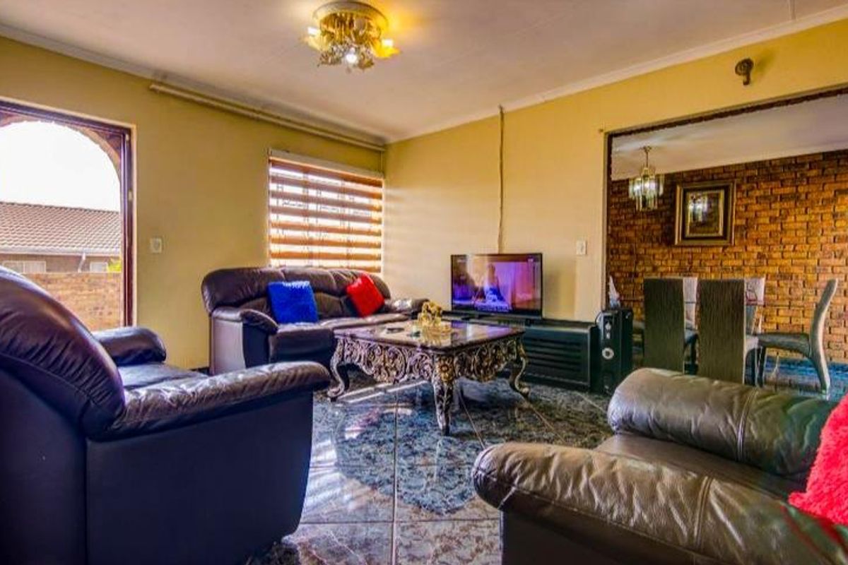 **Charming Two-Bedroom Townhouse for Sale in Norkem Park** - Photo 5