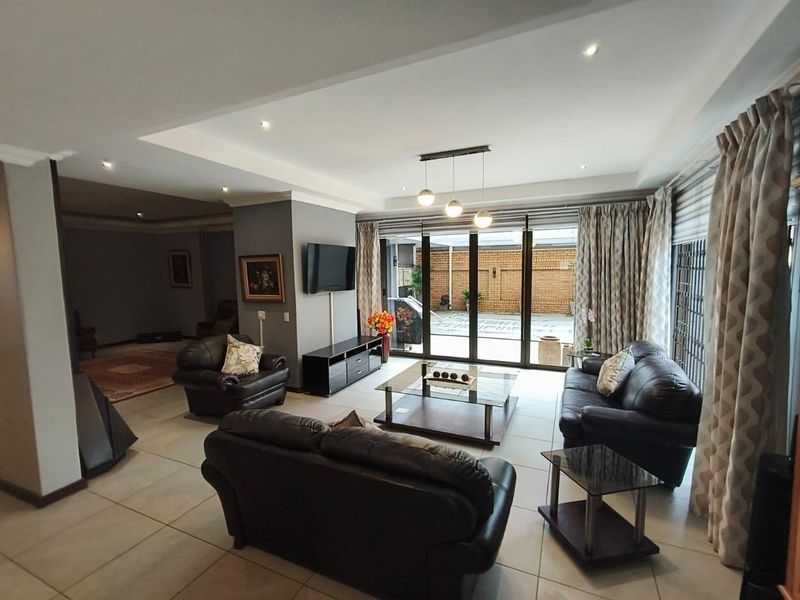 Luxury Living with Income-Generating Flatlet, Heated Pool & Full Solar Power! - Photo 6