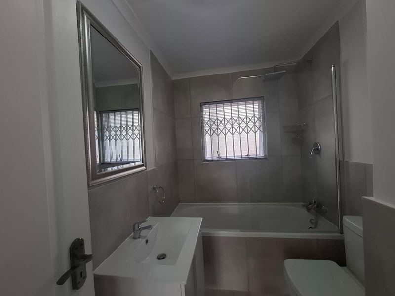 Renovated 2 bedroom apartment with garden - Photo 9