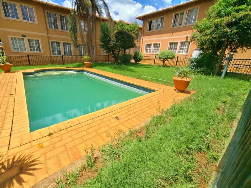 Newly Renovated Townhouse - Photo 3