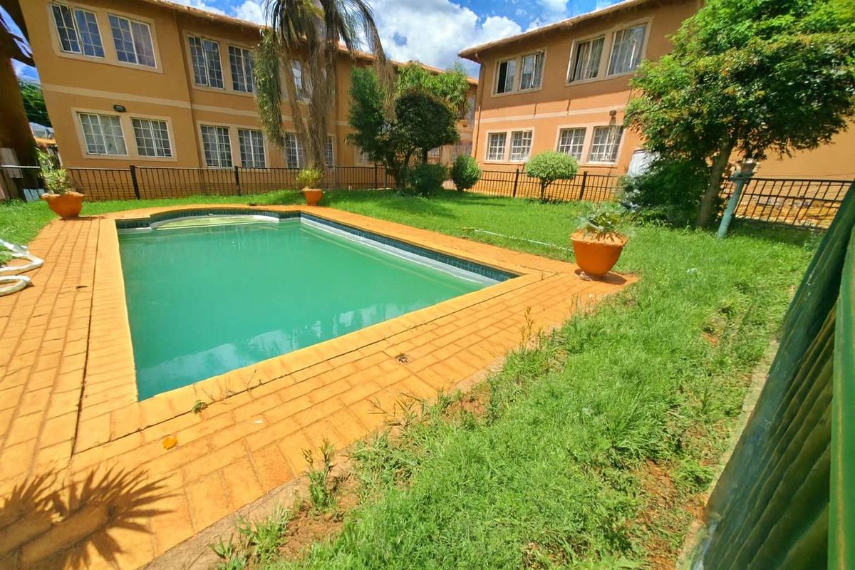 Newly Renovated Townhouse - Photo 3