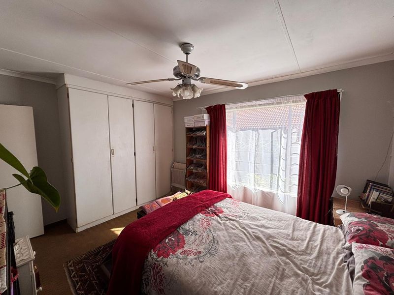 Charming Facebrick Townhouse in Secure Complex - Photo 3