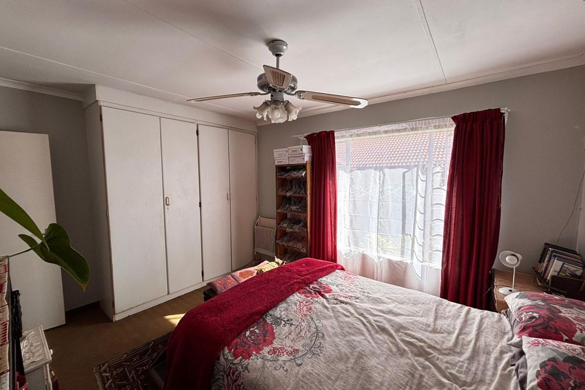 Charming Facebrick Townhouse in Secure Complex - Photo 3