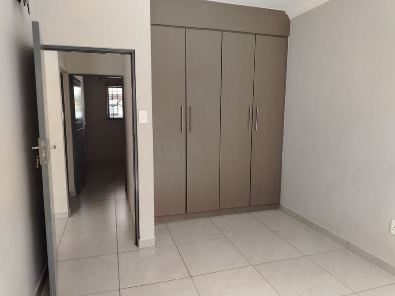 A stylish ,well kept apartment perfect for comfort living or rental income - Photo 4