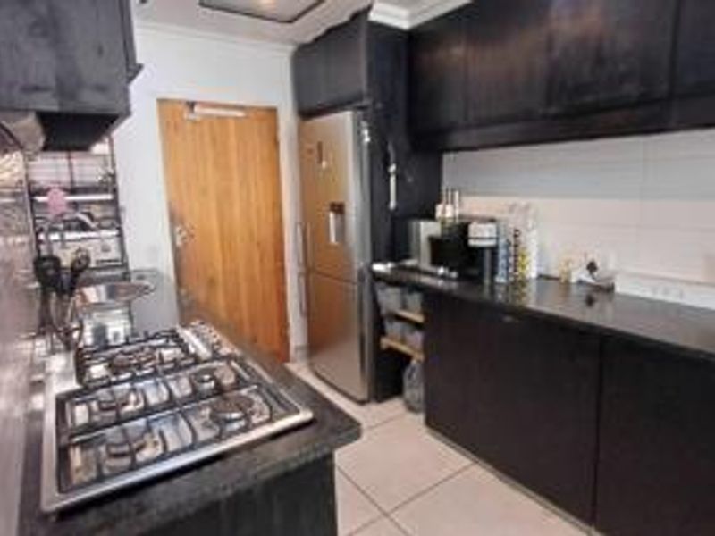 Charming Free-Standing Townhouse Unit for Sale in a Quiet, Pet-Friendly Complex - Photo 7