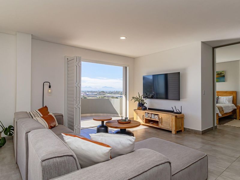 Penthouse perfection: Close to beaches, shops & views - Photo 7