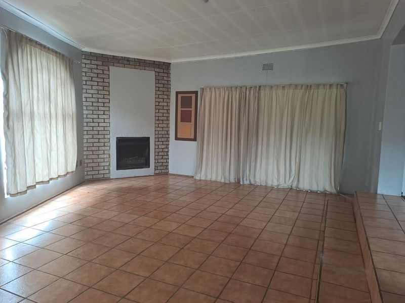 4 Bedroom House For Sale in Selection Park - Photo 4