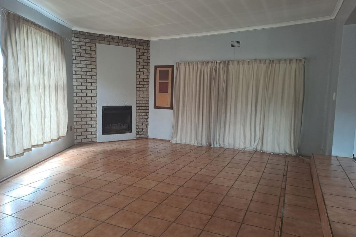 4 Bedroom House For Sale in Selection Park - Photo 4